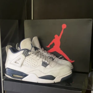 Air jordan 4 Columbia  - 💙Air jordan 4 columbia 💙🔥Storlek 42 🔥✅Box finns ✅☔️Svarar gärna på frågor eller skickar fler bilder(små skador)☔️💯Bra skick 💯få skador i lädret 📦Kan fraktas eller mötas upp i Stockholm 📦🌸Pris kan diskuteras vid snabb affär 🌸