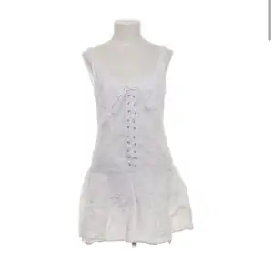 Säljer denna vita klänning som jag köpt på Sellpy men tyvärr inte kommit till användning💗
