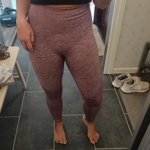 Träningstights, Relode - Rosa träningstights från Relode, modell "classic seamless". Storlek S, skulle nog även passa en XS och M pga stretchigt material. Loggan framtill har nötts bort men i övrigt är tightsen i fint skick.