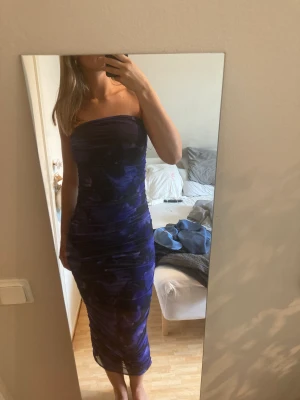 Bandeuklänning Gina - Så fin festklänning som formar kroppen jättefint! Lila och svart ❤️