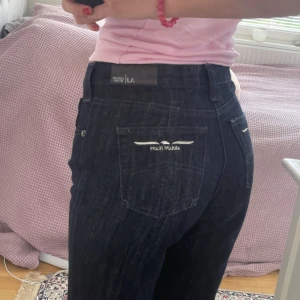 Armani jeans  - Jeans från Armani! Unik glittrig tvätt! Köpta på Plick men tyvärr för stora💔 midjemått ca 77cm, innerbenslängd ca 80 cm. Jag är 163 cm och har vanligtvis xs