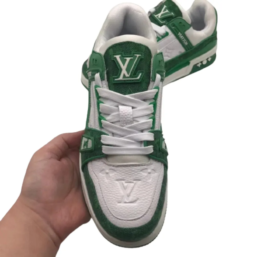 Helt nya LV sneakers som beställs av förfrågan, 1:1 och finns i nästan alla storlekar. Skriv vid funderingar eller annat!. Skor.