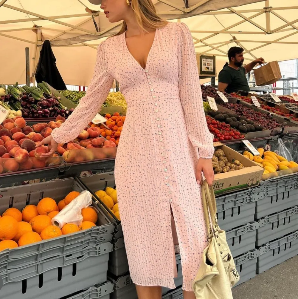 Säljer min klänning från ADOORE Paris dress i färgen light pink 🩷🍉nypris 1495kr! Nyskick . Klänningar.