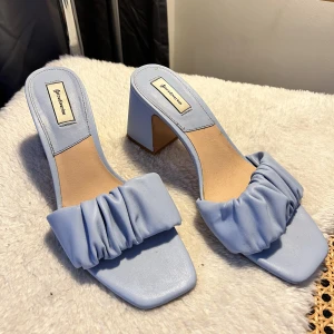 Finaste klackarna - Så jäkla fina klackar som jag aldrig använt… Eleganta o söta, blev helt kär när jag köpte de men de är egentligen lite små för mig. 