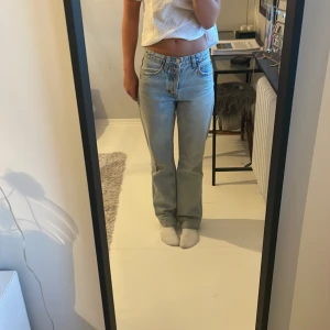 Lågmidjade jeans - Midwaist/lowwaist jeans från zara som är uppsydda så de går att få längre (jag är 168)