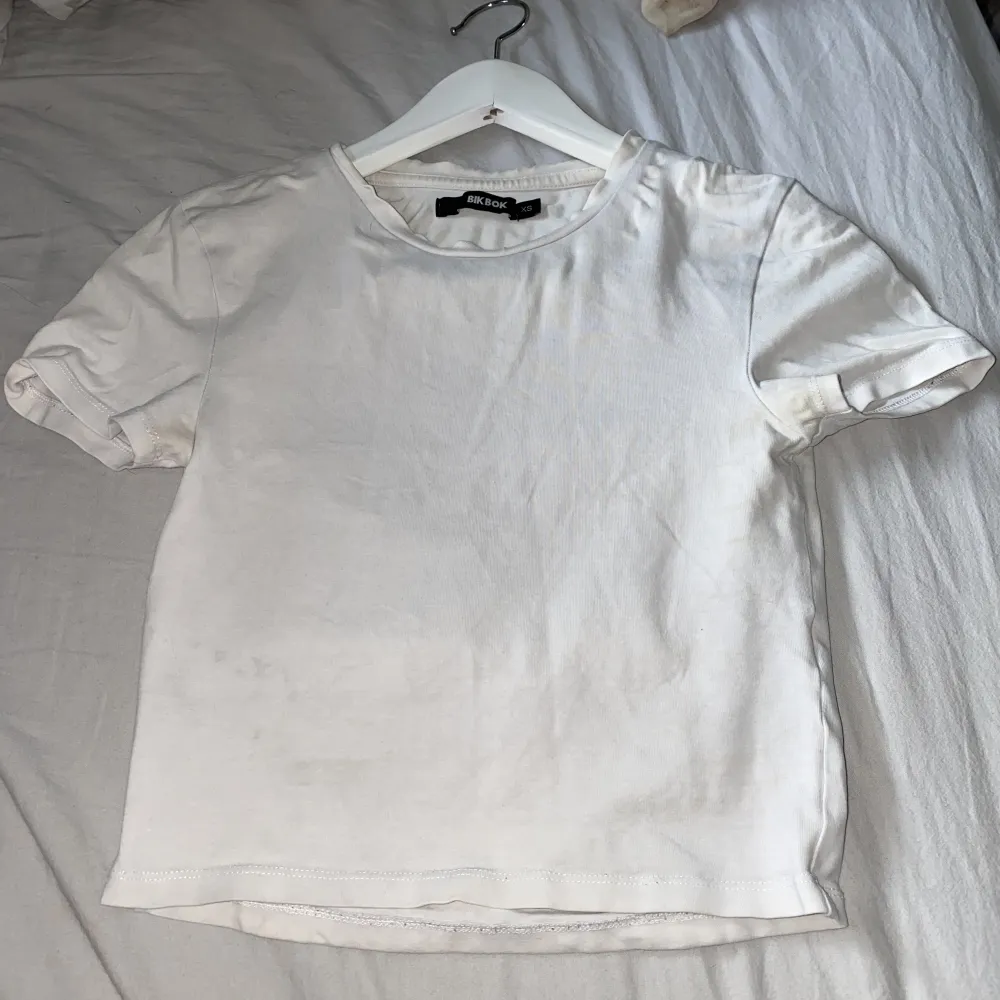 säljer dessa superfina tröjor som inte kommer till användning längre, den svarta o beiga är från h&m i storlek S och den vita är från bikbok i storlek Xs, kan diskutera pris.. T-shirts.
