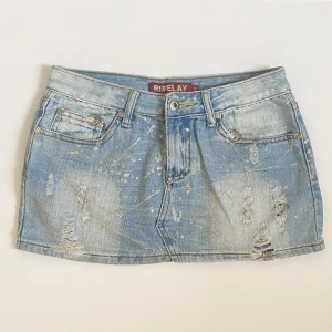 Kort jeanskjol  - Ljusblå jeanskjol med snygga detaljer🤍🤍midjemåttet är 74cm och längden är 25cm🌟