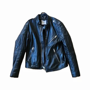 Läderjacka - En läderjacka från det spanska märket Mango i fint skick. Nypris på jackan var runt 2500kr, jackan är storlek S och passar längden 170-180cm.