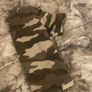 Klänning  - En klänning som är i storlek 32 det är olika färger 