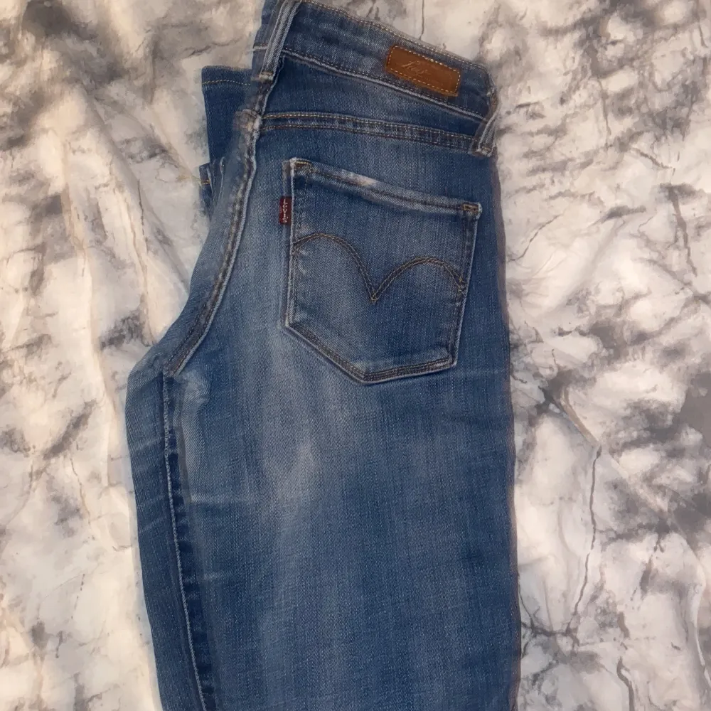 Ett par jätte fina byxor som inte kommer till användning som sitter jätte fint på Märke levis . Jeans & Byxor.