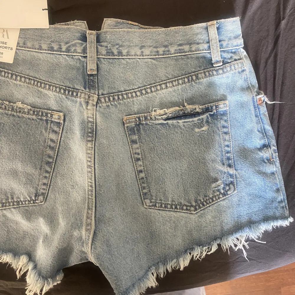 Oanvända jeans shorts med prislapp på! Strl 38 men sitter mycket mindre och kan användas som lågmidjat💕. Shorts.