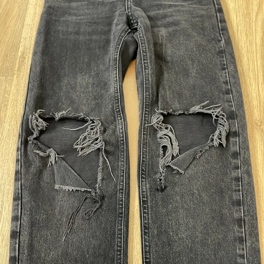 Ett par jeans som är använda! Men skulle ändå säga att dom är användbara! . Jeans & Byxor.