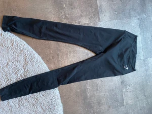 Gymshark träningstajts  - Svarta träningsbyxor ifrån Gymshark stl S💗💗