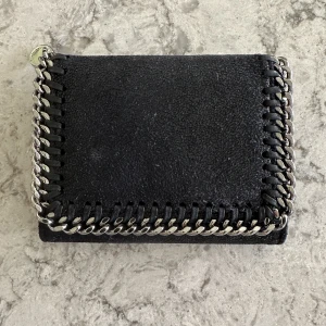 Stella McCartney plånbok  - Svart plånbok med silver detaljer. Använd men nyskick. 