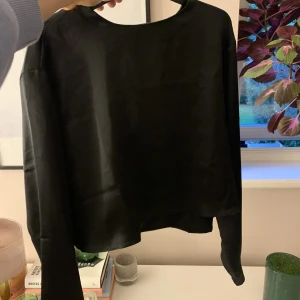 Satintopp🫶🏼 - Superfin satintopp från H&M, 80 kr + frakt🫶🏼🫶🏼