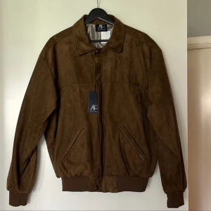 Höstjacka  - Säljer denna snygga jacka i mockaimitation från AC, helt ny med tag kvar! 🔥 Perfekt look för hösten. Storlek M-L. 