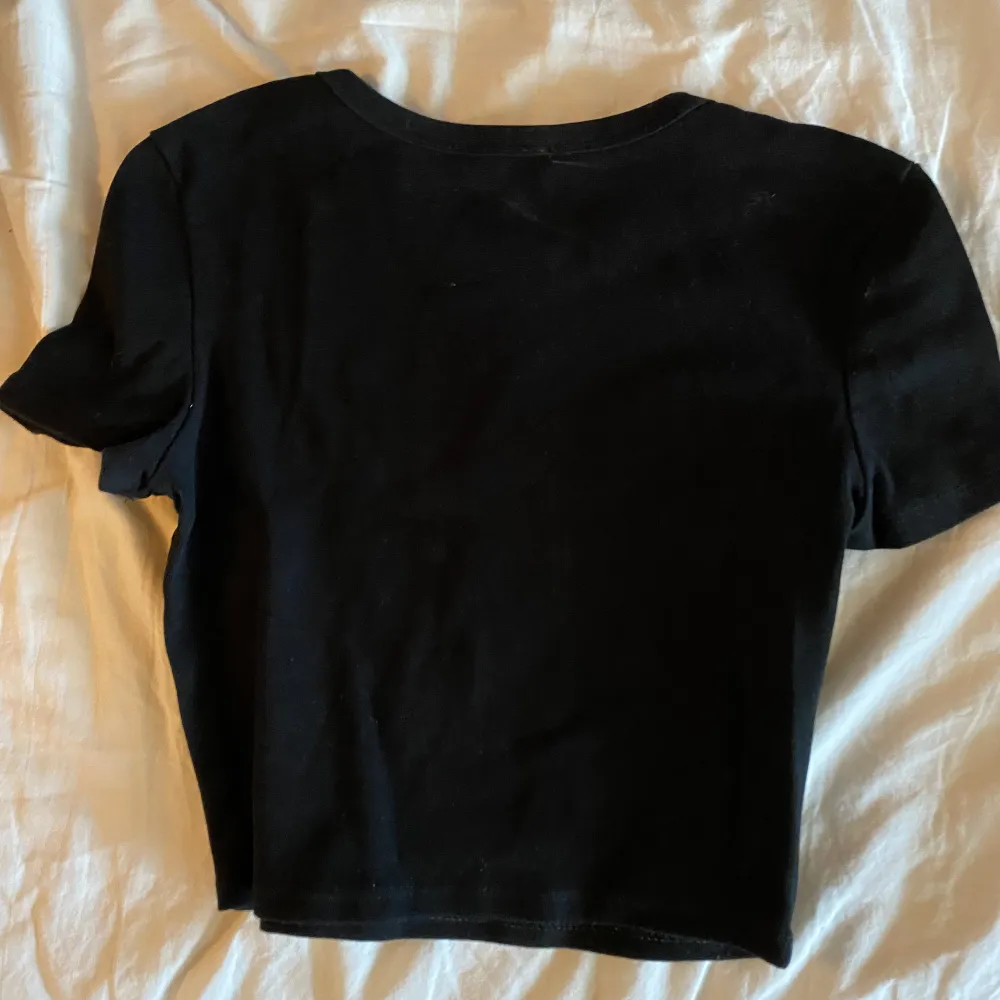 Säljer min korta svarta t-shirt från Zara. Köparen står för frakten! Kontakta mig för fler bilder!. T-shirts.