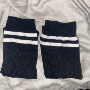 Knästrumpor  - Knästrumpor med två vita ränder högst upp, perfekt för anime cosplay! Endast använd ett fåtal gånger, köpare står för frakt och katt finns i hemmet🤍
