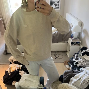 Acne sweatshirt  - Säljer denna underbara sweatshirt från acne! Den är bige och i toppskick❤️