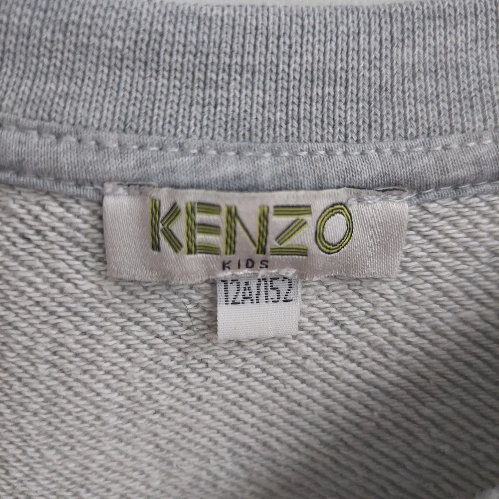 Jag säljer ny min kenzo tröja då den börjar bli lite för liten, den har inga defekter alls! Storlek 152 men passade mig näe jag var storlek xs🥰. Ny prs är ca 900 kr och pris kan diskuteras!. Toppar.