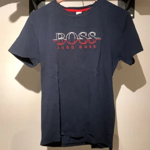 Hugo boss t-shirt - Mörkblå t-shirt från Hugo boss i fint skick!