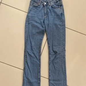 Low waist jeans bik bok - Superfina lågmidjade jeans från bik bok, endast använda fåtal gånger 🫶🏼 Pris går att diskutera! 