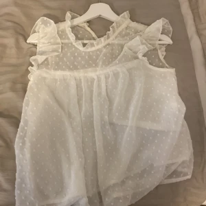 vit blus - interessekoll på min älskade vita blus💕💕 som man ser på andra bilden är baksidan genomskinlig