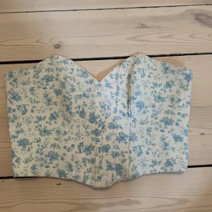 Zara korsett - Jätte fin zara korsett i bra skick. Ändats använd några gånger i storlek S. Lite förlusten för mig och därför säljer jag den.
