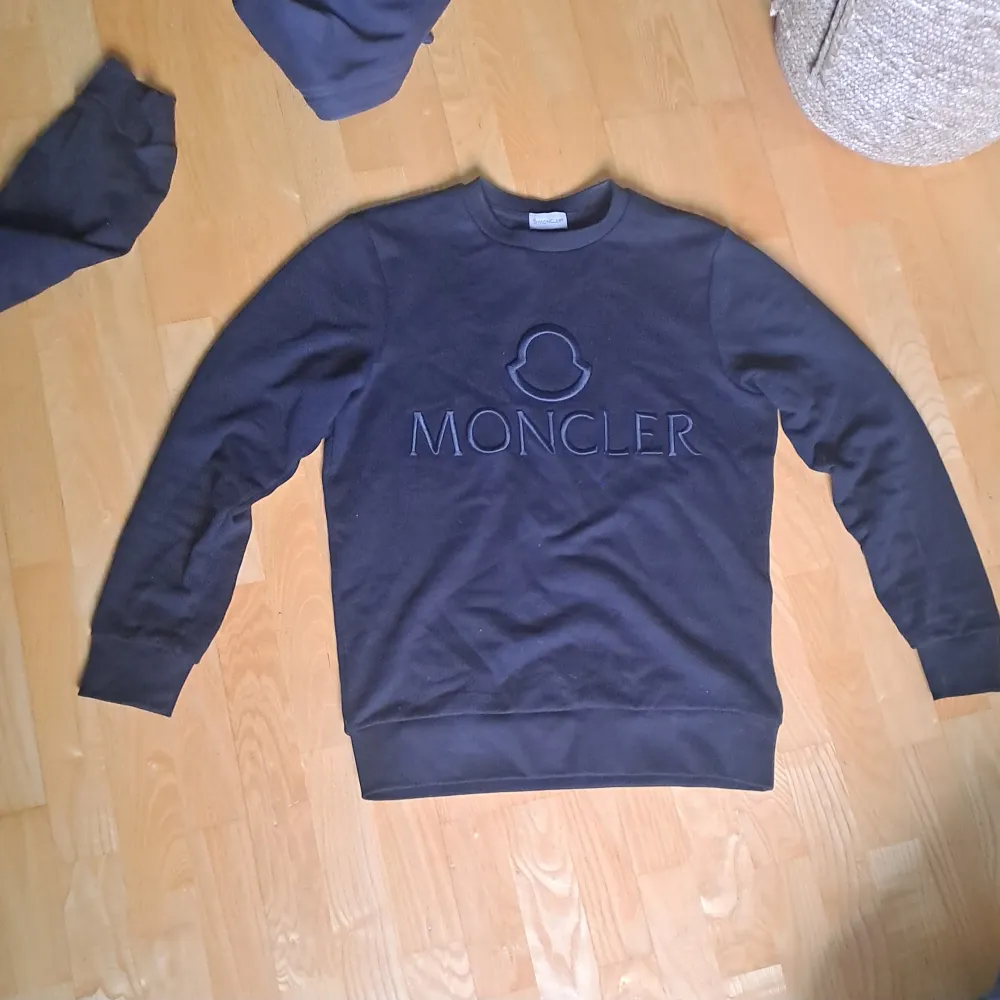 Moncler sweatshirt/tjocktröja till salu i stl S, använd bara 2 gånger och har inga fläckar eller något trasigt så den är 9/10 skick. Nfc tagen och qr koden funkar såklart. Skickas samma dag eller möts upp i stockholm.. Hoodies.