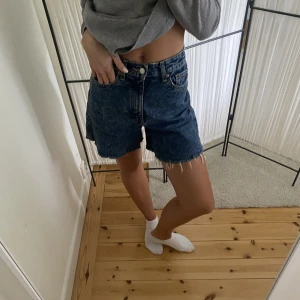 H&M shorts - Jeansshorts från H&M i storlek 34! Bra skick utan defekter! frakt på 60kr tillkommer☺️