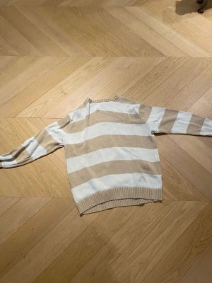 Brandy Melville tröja  -  Köpte för ett år sen i butik knappt använd bra skick 