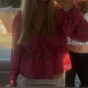 Blus - Säljer min blus från Bikbok i strl xs, passar även s! Endast 1 gång. Säljer eftersom det inte kommer till användning.