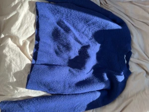 Blå stickad  - En blå stickad tröja från Zara. Andänvd ett par gånger men är i bra sick ändå. 
