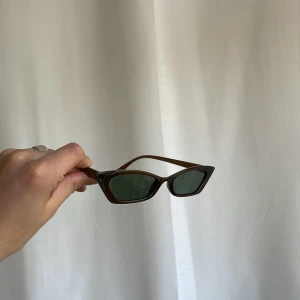Bruna solglasögon från Asos - Hej! Säljer mina mörkbruna solglasögon i cat eye-modell från Asos. Aldrig använda och därmed perfekt skick.  