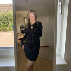 Festklänning!! - Snygg och skön festklänning med fina detaljer på armarna 🌟🤍