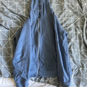 Munkjacka  - Säljer min jättefina blå munkjacka från lager 157 för den inte kommer till nån användning. Aldrig använd.