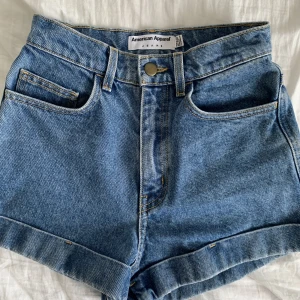 american apparel shorts - Vintage looking high waisted shorts from American Apparel! Otroligt fint passform och endast använd ett fåtal gånger. Säljer pga att dom är för små men dom var mina absoluta favoriter. Storlek 24 vilket motsvarar xxs-xs. Sista bilden är lånad från insta 🩵