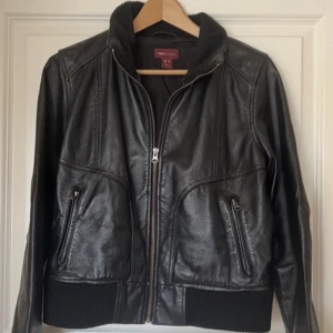 Jacka - Svart jacka i äkta skinn. 