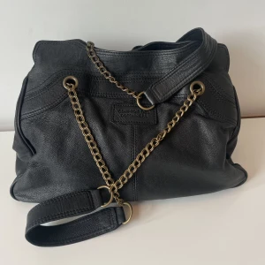 Väska  - Perfekt handväska till skolan då den rymmer mycket. Måtten är ca 30 cm på längden och 20 cm i djup❣️