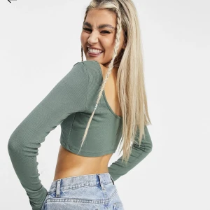 Croppad långärmad tröja - Ribbad mörkgrön croptop. Använd få antal gånger. Väldigt stretchig och skön. Säljer för 70 kr + 29 kr frakt.