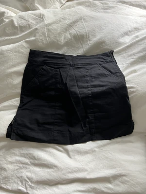 Kjol - Svart kjol med inbyggda shorts. Väldigt skön att bära! Ca storlek M