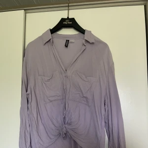 Skjorta H&M - Skjorta från H&M storlek 36  Finns hund och katt i hemmet och kan förekomma hår på plagget🥰  100kr+ ev frakt eller bud med rätt att neka