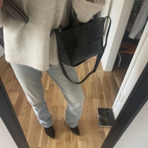 Jeans - Så fina jeans som är low/mid waist från zara. Köpare står för frakt och använd gärna ”köp nu funktionen”