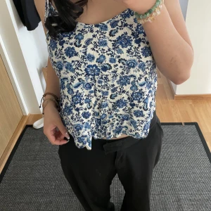 Blommigt linne 🌺 - Jättegulligt blåblommigt linne 🌺💙 har justerbara band och snygg detalj i ryggen 🤗 köpare står för fraktkostnad. 