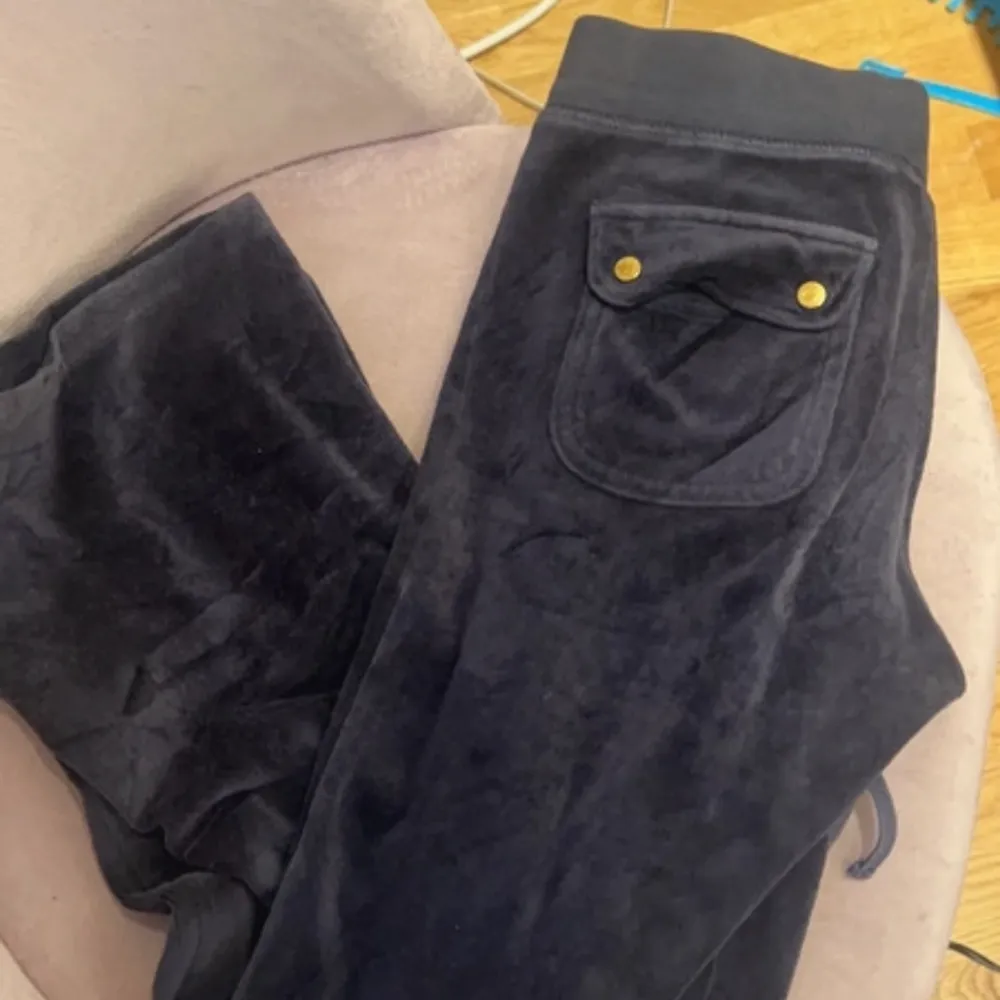 Säljer nu mina juciy byxor då jag inte använder dom. Gamla modell,färg marin blå . Jeans & Byxor.