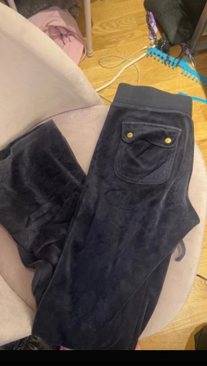 Juciy couture  - Säljer nu mina juciy byxor då jag inte använder dom. Gamla modell,färg marin blå 