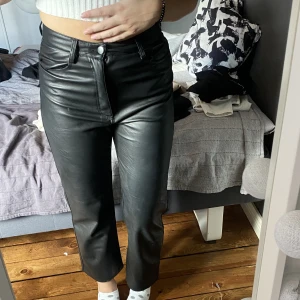 Skinnbyxor - Skinnbyxor från hm. Inte äkta skinn såklart. Jättesköna!! 