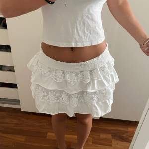 vit kjol med spets och volanger, storlek M men stretchig så passar mindre och större. möts i stockholm eller fraktar 