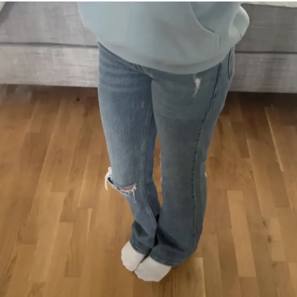 (Lånad bild av Maja nordqvist) snygga jeans från gina tricot som är bootcut och mid waist💗knappt använda!250kr+frakt. Jeans & Byxor.