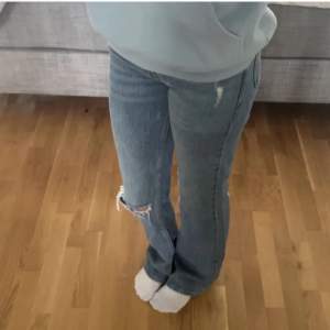 (Lånad bild av Maja nordqvist) snygga jeans från gina tricot som är bootcut och mid waist💗knappt använda!250kr+frakt